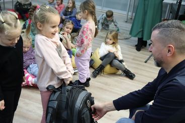 Wieluń: Biblioteka Miejska zaprosiła dzieci na spotkanie z fotografem Piotrem Pabisiakiem